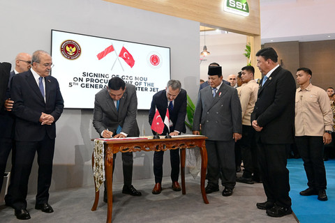 Presiden Prabowo Subianto meninjau berbagai stan saat menghadiri pameran Indo Defence Expo dan Forum di JIExpo Kemayoran, Jakarta, Rabu (11/6/2025). Foto: Muchlis Jr/Biro Pers Sekretariat Presiden