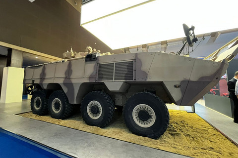Kendaraan tempur Rabdan 8x8 milik EDGE Perusahaan Milik UEA yang dipamerkan selama pameran Indo Defence Expo & Forum 2025 di JIExpo Kemayoran, Jakarta Pusat, Rabu (11/6/2025). Foto: Rayyan Farhansyah/kumparan