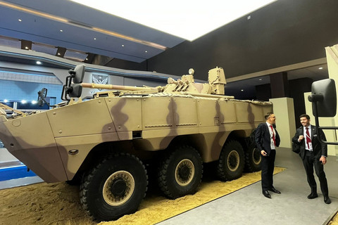 Kendaraan tempur Rabdan 8x8 milik EDGE Perusahaan Milik UEA yang dipamerkan selama pameran Indo Defence Expo & Forum 2025 di JIExpo Kemayoran, Jakarta Pusat, Rabu (11/6/2025). Foto: Rayyan Farhansyah/kumparan