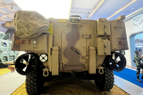 Kendaraan tempur Rabdan 8x8 milik EDGE Perusahaan Milik UEA yang dipamerkan selama pameran Indo Defence Expo & Forum 2025 di JIExpo Kemayoran, Jakarta Pusat, Rabu (11/6/2025). Foto: Rayyan Farhansyah/kumparan