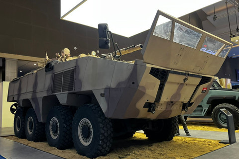 Kendaraan tempur Rabdan 8x8 milik EDGE Perusahaan Milik UEA yang dipamerkan selama pameran Indo Defence Expo & Forum 2025 di JIExpo Kemayoran, Jakarta Pusat, Rabu (11/6/2025). Foto: Rayyan Farhansyah/kumparan