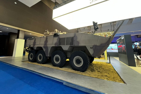 Kendaraan tempur Rabdan 8x8 milik EDGE Perusahaan Milik UEA yang dipamerkan selama pameran Indo Defence Expo & Forum 2025 di JIExpo Kemayoran, Jakarta Pusat, Rabu (11/6/2025). Foto: Rayyan Farhansyah/kumparan