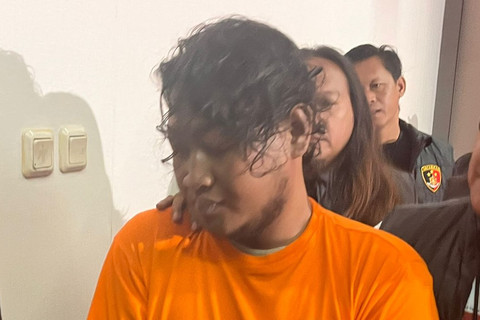 Polisi menujukkan tersangka pembunuhan di Hotel Citra Dream Semarang saat rilis Mapolres Semarang, Jawa Tengah, Rabu (11/6/2025). Foto: Intan Alliva Khansa/kumparan