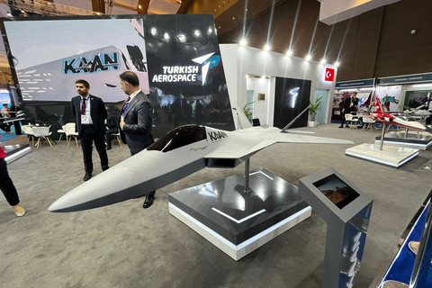 Minatur pesawat jet tempur KAAN yang di... </div>
<div class=