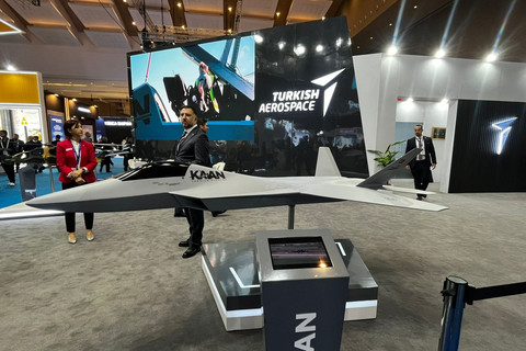 Minatur pesawat jet tempur KAAN yang dipamerkan selama Indo Defence Expo & Forum 2025 di JIExpo Kemayoran, Jakarta Pusat, Rabu (11/6/2025). Foto: Rayyan Farhansyah/kumparan