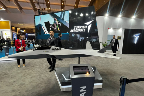 Minatur pesawat jet tempur KAAN yang dipamerkan selama Indo Defence Expo & Forum 2025 di JIExpo Kemayoran, Jakarta Pusat, Rabu (11/6/2025). Foto: Rayyan Farhansyah/kumparan