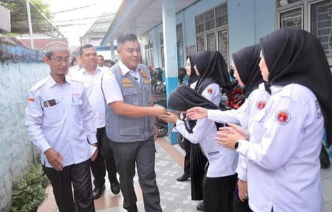 Sekda Palembang, Aprizal Hasyim saat meninjau SDN 75 Palembang/ist.