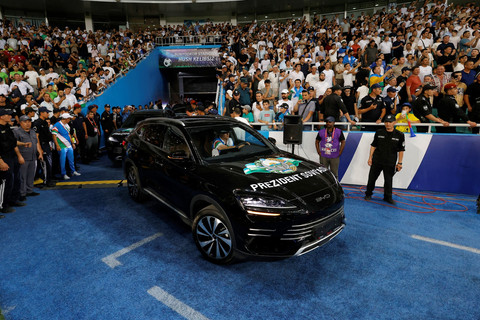 Mobil yang akan diberikan kepada para pemain Timnas Uzbekistan terparkir usai pertandingan melawan Timnas Qatar di Stadion Milliy, Tashkent, Uzbekistan, Selasa (10/6/2025). Foto: Maxim Shemetov/REUTERS