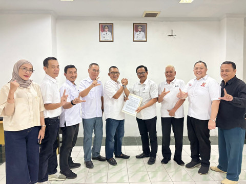 Tim Penjaringan dan Penyaringan KONI Lampung menerima pendaftaran Faishol Djausal. | Foto: Dok Istimewa