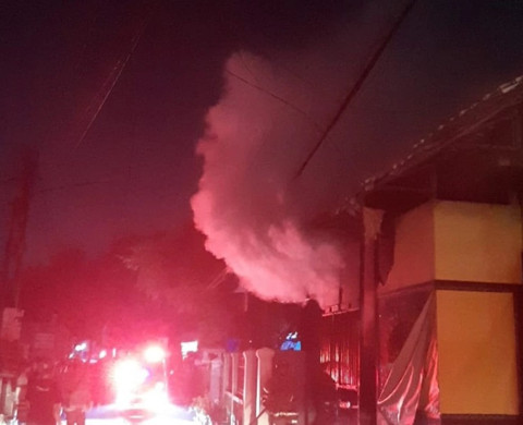 Kebakaran warung kopi di Depok, Kamis (12/6/2025). Foto: Instagram/@depokfirerescue113