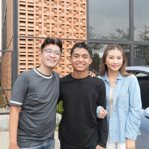 Betrand Peto bersama Ruben Onsu dan Sarwendah. Foto: Instagram/betrandpetoputraonsu