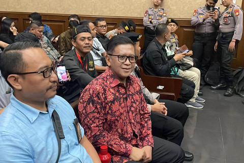 Sekjen PDIP Hasto Kristiyanto jelang sidang lanjutan kasus dugaan suap dan perintangan penyidikan Harun Masiku, yang menjeratnya sebagai terdakwa, di Pengadilan Tipikor Jakarta, Kamis (12/6/2025). Foto: Fadhil Pramudya/kumparan