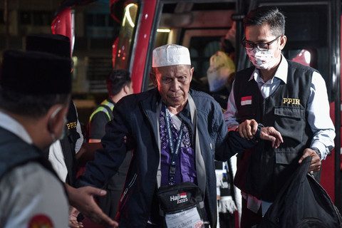 Panitia Penyelenggara Ibadan Haji (PPIH) membantu jemaah haji saat tiba di Aula Asrama Haji Embarkasi Jakarta, Pondok Gede, Jakarta Timur, Kamis (12/6/2025). Foto: Fakhri Hermansyah/ANTARA FOTO
