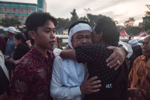 Jemaah haji disambut keluarga saat tiba di Aula Asrama Haji Embarkasi Jakarta, Pondok Gede, Jakarta Timur, Kamis (12/6/2025). Foto: Fakhri Hermansyah/ANTARA FOTO