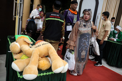 Jemaah haji berjalan masuk ke dalan aula penerimaan saat tiba di Asrama Haji Makassar, Sulawesi Selatan, Kamis (12/6/2025). Foto: Arnas Padda/ANTARA FOTO