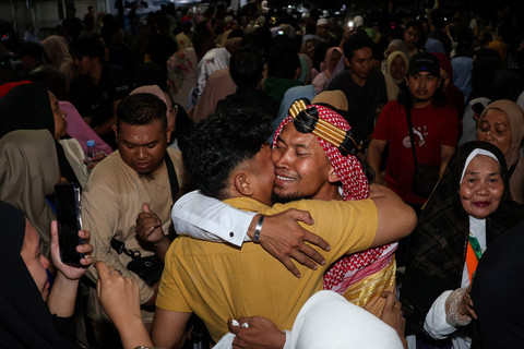 Jemaah haji memeluk kerabatnya saat tiba di Asrama Haji Makassar, Sulawesi Selatan, Kamis (12/6/2025). Foto: Arnas Padda/ANTARA FOTO