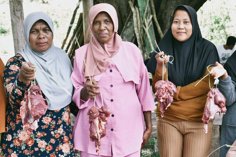 Atta Halilintar bagikan daging kurban untuk masyarakat NTT. Foto: Instagram/attahalilintar