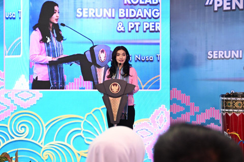 Ketua Dewan Kerajinan Nasional (Dekranas) dan Pembina Solidaritas Perempuan untuk Indonesia Kabinet Merah Putih (Seruni KMP) Selvi Gibran Rakabuming dalam membuka pelatihan bertajuk “Pencitraan Merek dan Foto Produk” di Rumah BUMN Lombok Timur, Nusa Tenggara Barat, Rabu (11/6). Foto: Dok. Pertamina