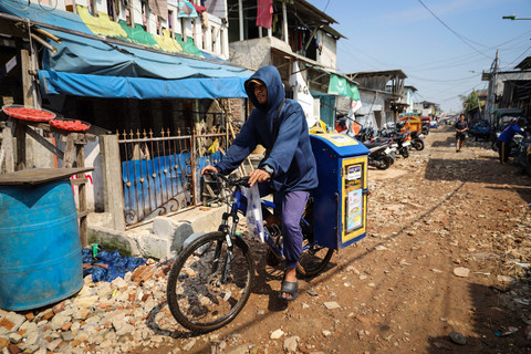 Warga melakukan aktivitas di tengah pemukiman padat penduduk di kawasan Muara Angke, Jakarta, Kamis (12/6/2025). Foto: Iqbal Firdaus/kumparan