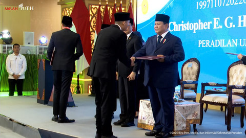 Presiden Prabowo Subianto menyerahkan surat keputusan (SK) kepada para hakim saat menghadiri acara pengukuhan hakim di Mahkamah Agung (MA) Jakarta pada Kamis (12/6/2025). Foto: Youtube/Sekretariat Presiden