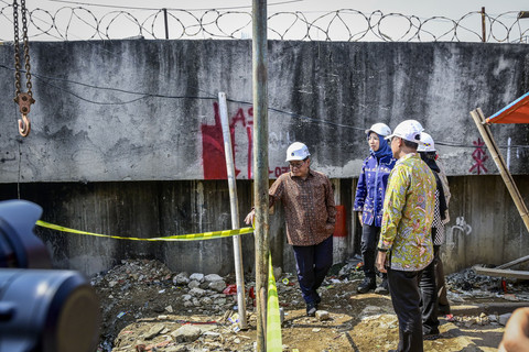 Gubernur DKI Jakarta Pramono Anung (kiri) didampingi Kepala Dinas Sumber Daya Air Ika Agustin Ningrum (kedua kiri) meninjau pembangunan tanggul mitigasi banji rob di Jalan Dermaga Ujung, Muara Angke, Jakarta, Kamis (12/6/2025). Foto: ANTARA FOTO/Sulthony Hasanuddin