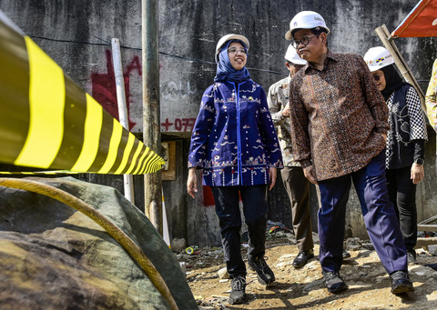 Gubernur DKI Jakarta Pramono Anung (kanan) didampingi Kepala Dinas Sumber Daya Air Ika Agustin Ningrum (kiri) meninjau pembangunan tanggul mitigasi banji rob di Jalan Dermaga Ujung, Muara Angke, Jakarta, Kamis (12/6/2025). Foto: ANTARA FOTO/Sulthony Hasanuddin