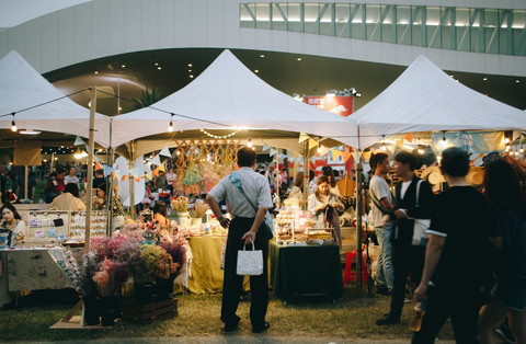 Ilustrasi Jam Operasional Jakarta Fair 2025, sumber gambar unsplash/Moralis Tsai