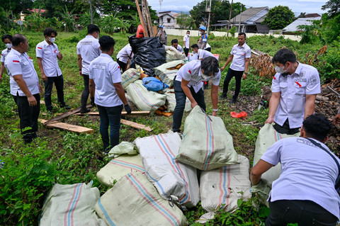 Polisi menunjukkan barang bukti berbagai jenis narkoba di Mapolda Aceh di Banda Aceh, Kamis (12/6). Foto: Chaideer Mahyuddin/AFP