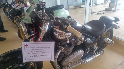 Penampakan motor Triumph Speedmaster Bonneville 1200 HT milik tersangka KPK Rafael Alun Trisambodo di Gedung RUPBASAN KPK, Cawang, Jaktim, Kamis (12/6/2025). Foto: Thomas Bosco/kumparan