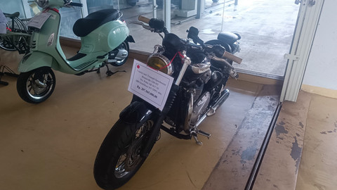 Penampakan motor Triumph Speedmaster Bonneville 1200 HT milik tersangka KPK Rafael Alun Trisambodo di Gedung RUPBASAN KPK, Cawang, Jaktim, Kamis (12/6/2025). Foto: Thomas Bosco/kumparan
