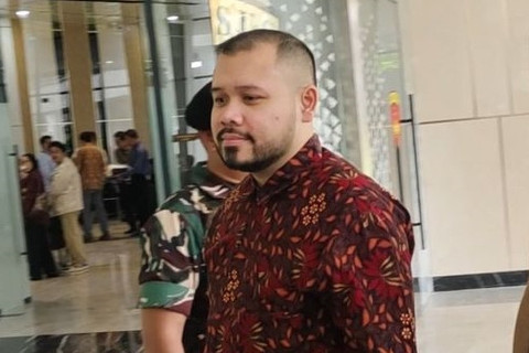 Mantan staf khusus mantan Menteri Pendidikan, Kebudayaan, Riset dan Teknologi (Mendikbudristek) Nadiem Makarim, Ibrahim Arief (IA), tiba di Gedung Kejaksaan Agung, Jakarta, Kamis (12/6/2025). Foto: Nadia Putri Rahmani/Antara