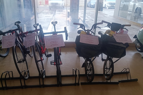 Penampakan 2 sepeda Brompton type Explore milik Catur Prabowo (kanan) yang dilelang KPK di Gedung RUPBASAN KPK, Cawang, Jaktim, Kamis (12/6/2025). Foto: Thomas Bosco/kumparan