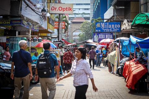 Suasana aktivitas di kawasan Pasar Baru, Jakarta, Kamis (12/6/2025). Foto: Iqbal Firdaus/kumparan
