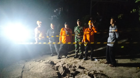 Petugas memeriksa dampak tanah bergerak di Kabupaten Purwakarta, Jawa Barat, Rabu (11/6/2025). Foto: Dok. BPBD Purwakarta