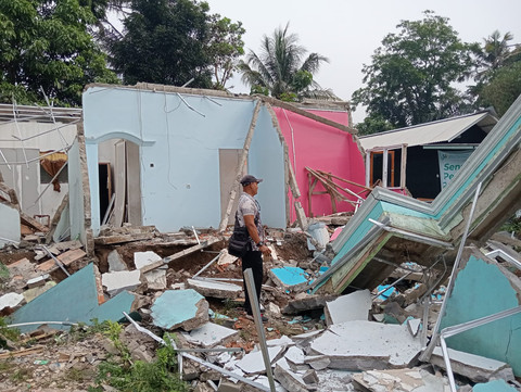 Warga melihat kondisi bangunan rumah yang hancur akibat tanah bergerak di Kabupaten Purwakarta, Jawa Barat, Rabu (11/6/2025). Foto: Dok. BPBD Purwakarta