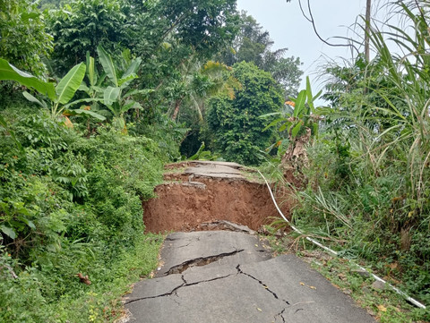 Suasana jalan yang hancur akibat tanah bergerak di Kabupaten Purwakarta, Jawa Barat, Rabu (11/6/2025). Foto: Dok. BPBD Purwakarta