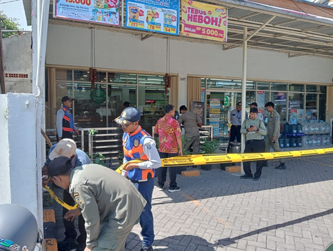 Satuan Polisi Pamong Praja (Satpol PP) dan Dishub Kota Surabaya menyegel tempat usaha yang juru parkirnya tidak mengenakan rompi parkir gratis, Kamis (12/6/2025). Foto: Dok mili.id
