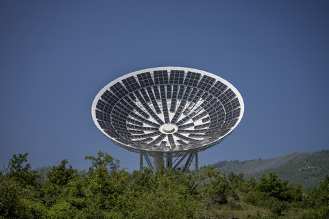 Foto ini menunjukkan antena parabola milik Leuk Teleport and Data Centre AG, di atas Leuk, di Pegunungan Alpen, Swiss, Rabu (11/6/2025). Foto: Fabrice Coffrini/AFP
