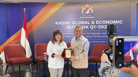 Wakil Menteri Keuangan Suahasil Nazara dan Wakil Ketua Koordinator Bidang Maritim, Investasi, dan Luar Negeri Kamar Dagang dan Industri (Kadin) Indonesia Shinta Widjaja Kamdani di Menara Kadin, Kamis (12/6/2025). Foto: Ave Airiza Gunanto/kumparan