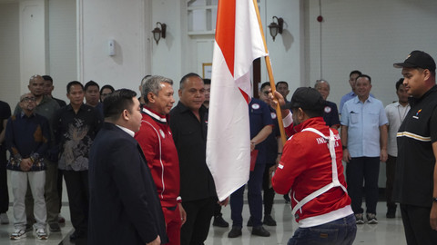 Prosesi Penyerahan Bendera Merah Putih dari Menteri Pemuda dan Olahraga Dito Ariotedjo kepada Rafiq Radinal selaku Pimpinan Delegasi Indonesia di 5th GAMMA World MMA Championships 2025 di Kementerian Pemuda dan Olahraga, Jakarta, Kamis (12/6/2025).  Foto: Dok. Istimewa