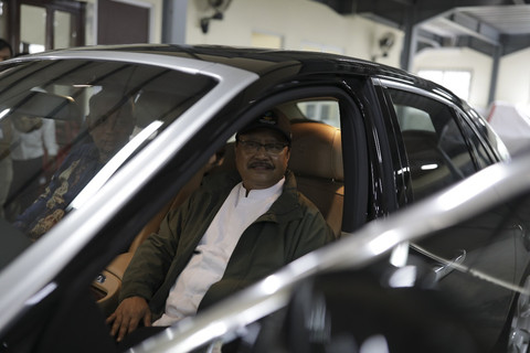Mensos Saifullah Yusuf dan Wamensos Agus Jabo Priyon mengecek mobil Rolls-Royce di Gudang Hadiah Tak Tertebak/Hadiah Tidak Diambil Pemenang di Gedung Konvensi Taman Makam Pahlawan Nasional Utama Kalibata, Kamis (12/6/2025). Foto: Kemensos RI