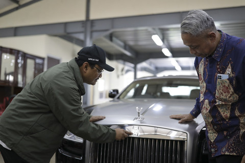 Mensos Saifullah Yusuf dan Wamensos Agus Jabo Priyon mengecek mobil Rolls-Royce di Gudang Hadiah Tak Tertebak/Hadiah Tidak Diambil Pemenang di Gedung Konvensi Taman Makam Pahlawan Nasional Utama Kalibata, Kamis (12/6/2025). Foto: Kemensos RI