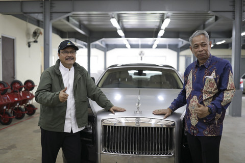 Mensos Saifullah Yusuf dan Wamensos Agus Jabo Priyon mengecek mobil Rolls-Royce di Gudang Hadiah Tak Tertebak/Hadiah Tidak Diambil Pemenang di Gedung Konvensi Taman Makam Pahlawan Nasional Utama Kalibata, Kamis (12/6/2025). Foto: Kemensos RI