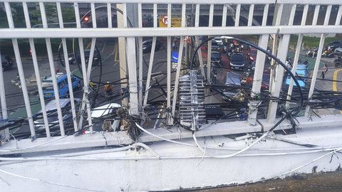 Potret JPO Cawang di atas Jalan Dewi Sartika yang ditinggalkan pejalan kaki, Kamis (12/6/2025). Foto: Thomas Bosco/kumparan