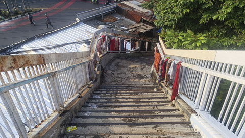 Potret JPO Cawang di atas Jalan Dewi Sartika yang ditinggalkan pejalan kaki, Kamis (12/6/2025). Foto: Thomas Bosco/kumparan