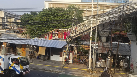 Potret JPO Cawang di atas Jalan Dewi Sartika yang ditinggalkan pejalan kaki, Kamis (12/6/2025). Foto: Thomas Bosco/kumparan