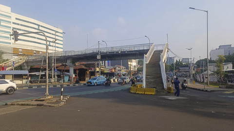 Potret JPO Cawang di atas Jalan Dewi Sartika yang ditinggalkan pejalan kaki, Kamis (12/6/2025). Foto: Thomas Bosco/kumparan