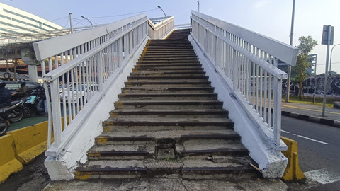 Potret JPO Cawang di atas Jalan Dewi Sartika yang ditinggalkan pejalan kaki, Kamis (12/6/2025). Foto: Thomas Bosco/kumparan