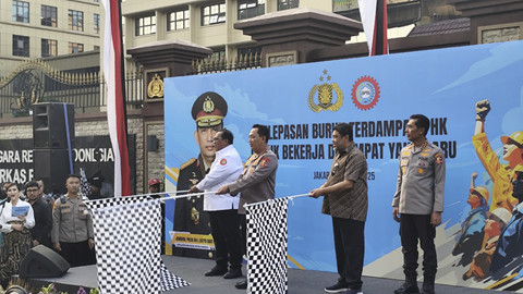 Kapolri, Jenderal Listyo Sigit Prabowo, saat melepas ratusan buruh yang terkena PHK, Kamis (12/6/2025). Foto: Rachmadi Rasyad/kumparan