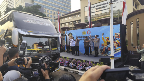Kapolri, Jenderal Listyo Sigit  Prabowo, saat melepas ratusan buruh yang terkena PHK, Kamis (12/6/2025). Foto: Rachmadi Rasyad/kumparan